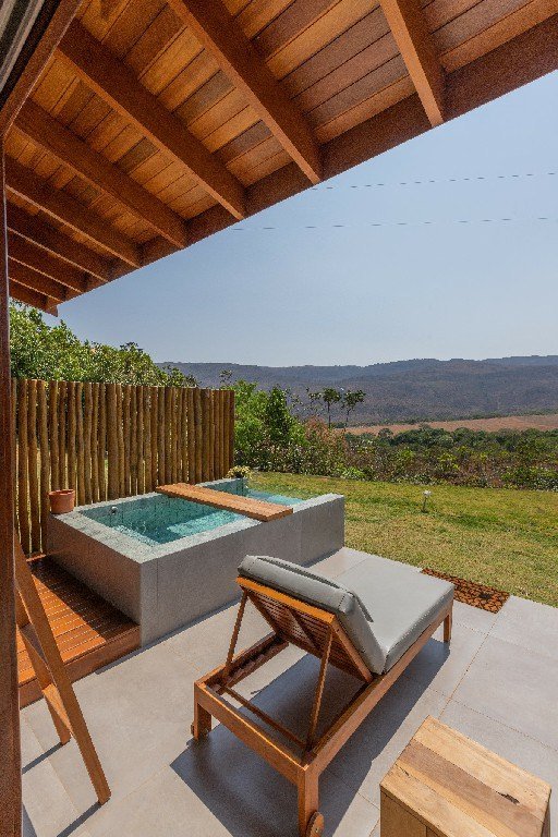 Varanda de suíte com mini piscina privativa e espreguiçadeira de frente para a Serra
